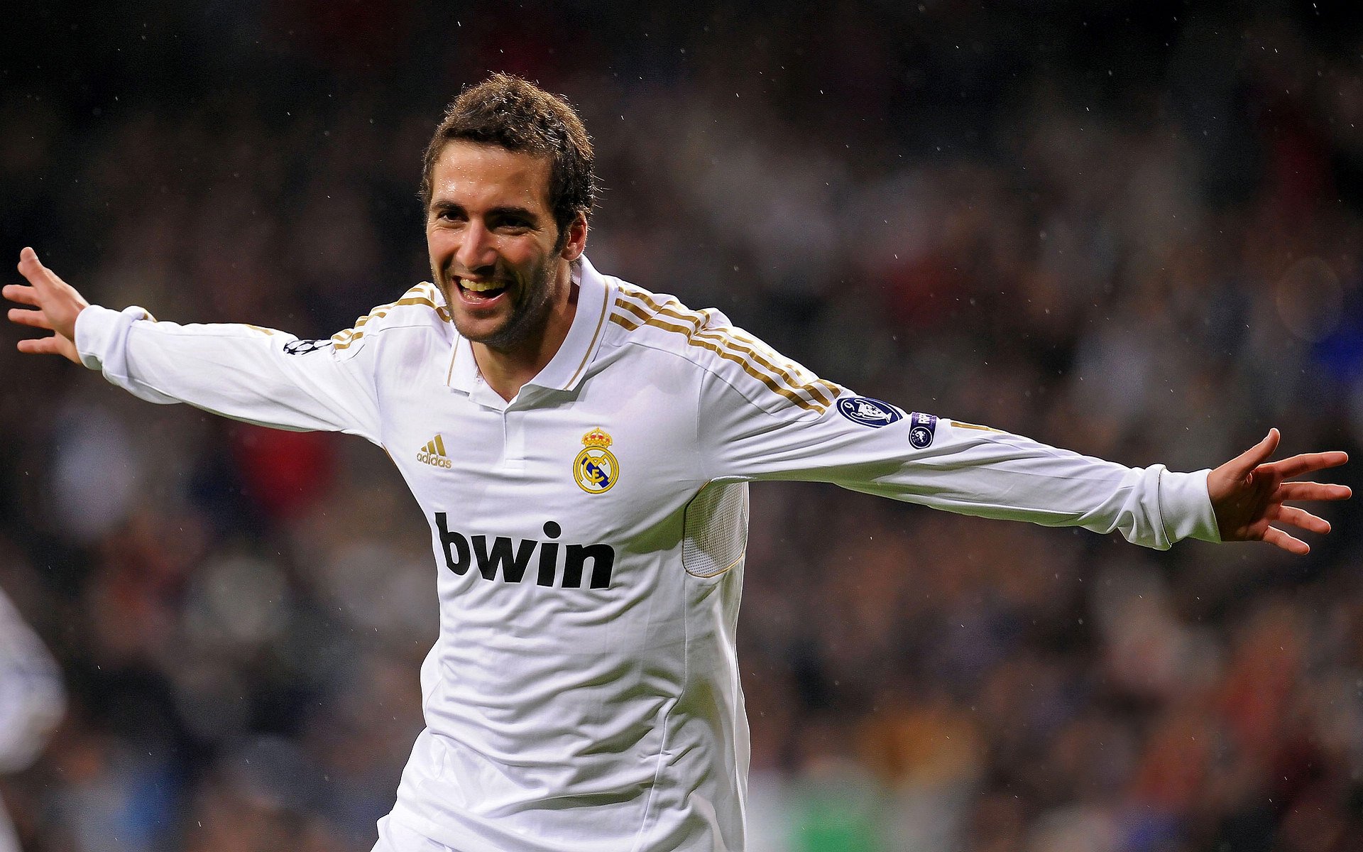 比利时骑手吉尔·托马斯在2024年国际马术联合会障碍赛世界巡回赛中获得个人第六名，表现出色。