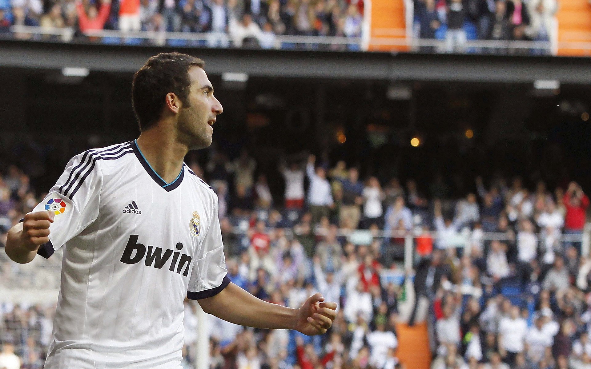 西甲不断调整战术，精彩场面频出引爆现场，西甲局势